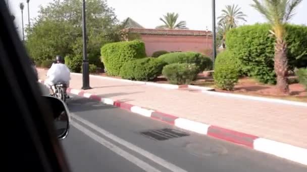 Equitazione Taxi Mentre Gli Automobilisti Passano Nelle Vicinanze Marocco Paese — Video Stock