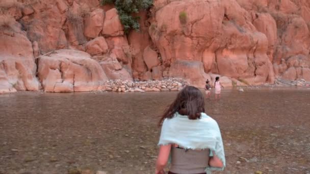 Ragazza Spagnola Cammina Con Una Sciarpa Nel Fiume Marocco Paese — Video Stock