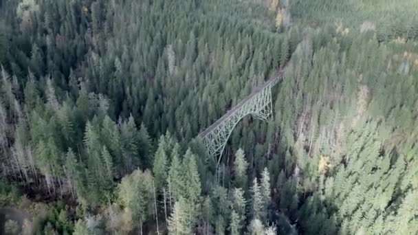 Metalowa Konstrukcja Mostu Który Przecina Rzekę Pomiędzy Dwoma Częściami Górytravel — Wideo stockowe