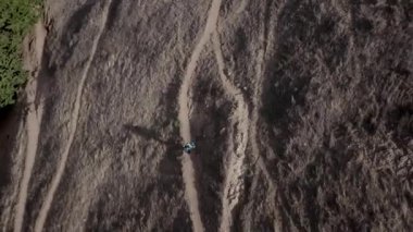 California 'da bir arazi gezisi videosunda toprak yolda koşan bir çocuk.