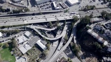 Amerikan yolundaki şehir trafiği yukarıdan görüntülendi