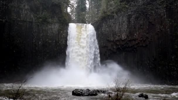 Piękny Wodospad Silnym Przepływem Wody Ciemnej Górze — Wideo stockowe