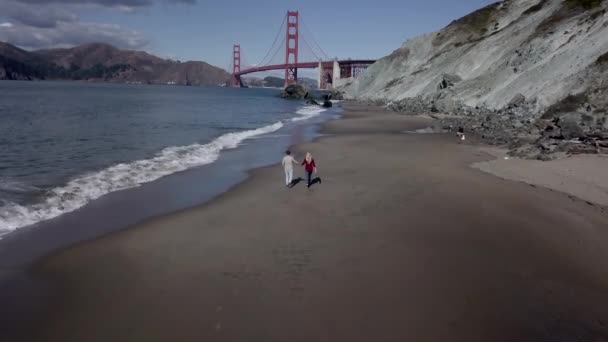 サンフランシスコの有名なゴールデンゲートベイを歩くカップル旅行ビデオ — ストック動画