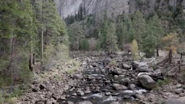 Dağlarda akan taşlardan oluşan bir nehir. Seyahat videosu.