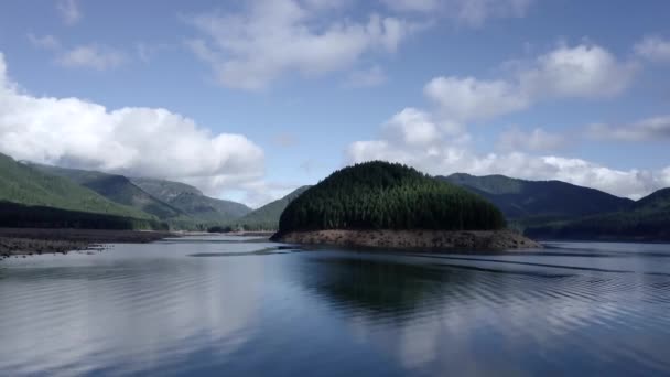 Hermoso Lago Entre Verdes Montañas Con Afloramiento Rocoso Medio Ittravel — Vídeo de stock