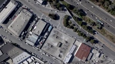 Los Angeles gökyüzünün tepesinden Kaliforniya 'da bir arazi gezisi videosuyla toprak bir yolda koşarken görüldüğü gibi geniş bir çevreye yayılmış.