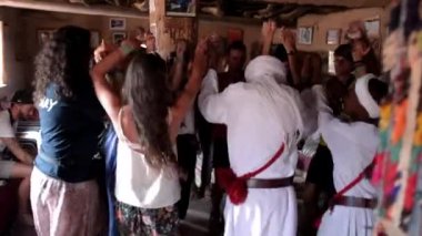 Turistler ve yerel halk ellerini tutup birlikte dans ediyorlar - Arap ülkesi