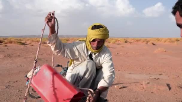 Hombre Árabe Sacando Agua Pozo Con Cubo Desierto País Árabe — Vídeo de stock
