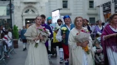 Geleneksel kostümlü bir grup İspanyol kameraya bakar ve gülümser. İspanyol gelenekleri.