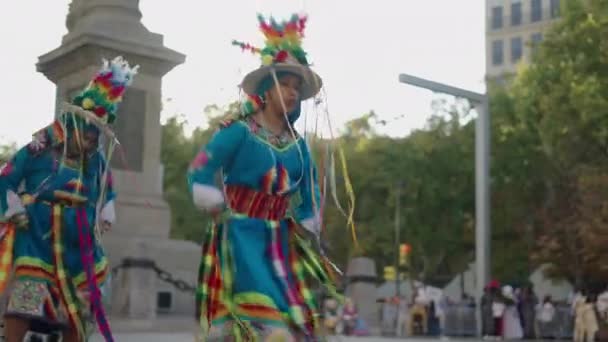 Dvě Jihoamerické Ženy Pestrobarevném Etnickém Kostýmu Španělské Tradice — Stock video