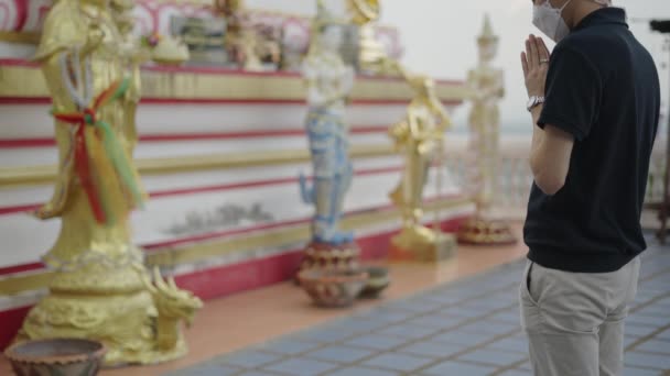 Asiat Schwarzen Poloshirt Betet Vor Statuen Heiligen Tempel Religiöses Konzept — Stockvideo
