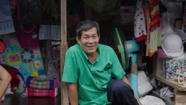 Ázsiai Férfi Zöld Ingben Utcai Ruhák Standján Egy Rajongóval Bangkok — Stock videók