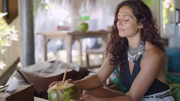 タイ島のビーチビューを持つホテルの美しいパティオ 4K水平ビデオ — ストック動画