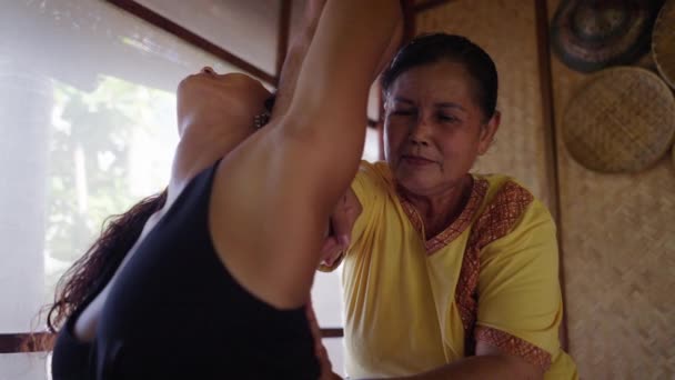 タイの高齢者マッサージ師がコスチュマーにマッサージ療法を返す クローズアップ撮影 タイの伝統 — ストック動画