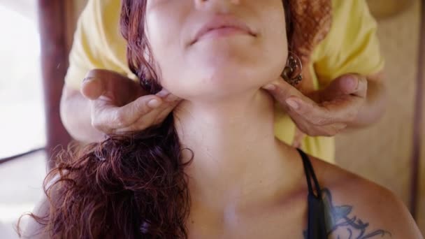 認識できない女性は顎の痛みのためのマッサージを取得します タイのスパでの顎張力解放 フェイスマッサージ タイの伝統 — ストック動画