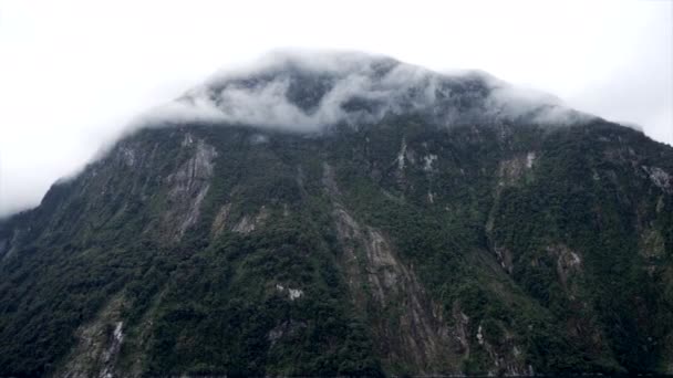 Milford Ljud Stenig Berg Med Moln Över Toppen Nya Zealand — Stockvideo