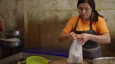Tayland 'da aşırı miktarda plastik poşet kullanımı - Balık satıcısı müşteriye balık teslimatı - geleneksel Tayland işi
