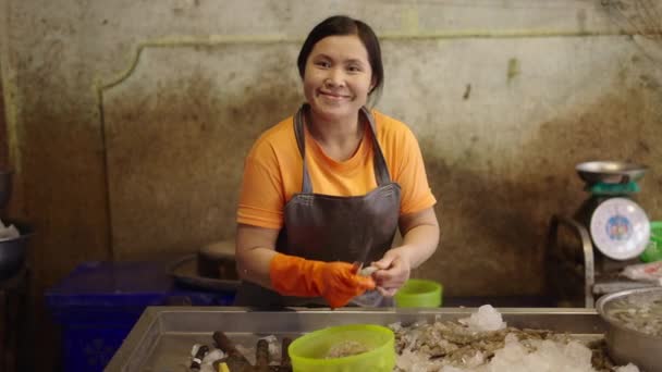 Стара Азіатка Посміхається Водолазній Камері Працює Рибному Базарі Бангкоку Таїланд — стокове відео