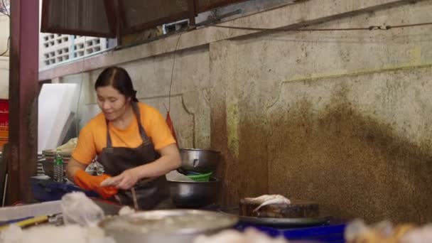 新鮮な魚を掃除しながらカメラに微笑むアジアの漁師女性 手持ち撮影 タイの伝統的なビジネス — ストック動画