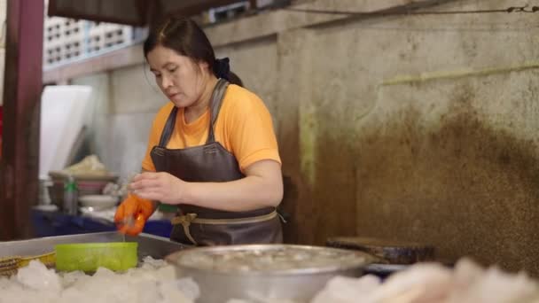 Thailändischer Fischverkäufer Schält Garnelen Bevor Sie Seinem Lokalen Geschäft Hause — Stockvideo