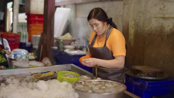 Yaşlı Asyalı Kadın Tayland Bangkok Kentindeki Yerel Bir Pazarda Müşteriye — Stok video