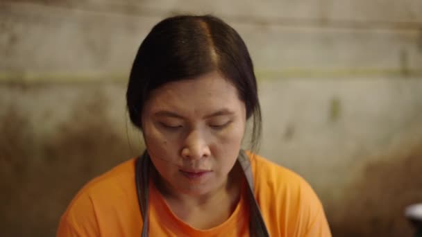 Närbild Vuxen Asiatisk Kvinna Som Arbetar Fiskmarknad Bangkok Thailand Traditionell — Stockvideo
