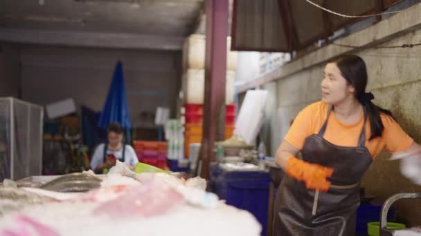 Tailândia Pescador Mulher Vendendo Peixe Para Cliente Seu Pequeno Negócio — Vídeo de Stock