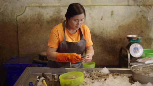 Adulte Asiatique Pêcheur Femme Souriant Client Tout Épluchant Les Crevettes — Video