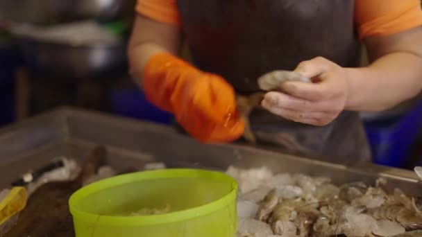 Detailní Záběr Ženy Ruce Loupání Krevety Nožem Nebezpečné Pracovní Podmínky — Stock video