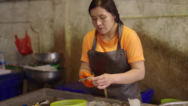 Dospělé Asijské Ženy Loupání Krevety Bez Bezpečnostních Rukavic Trhu Bangkoku — Stock video