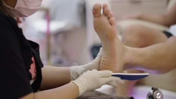 Close Shot Hands Filing Man Foot Nail Saloon Health Concept — Vídeo de Stock