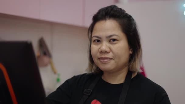 Femeie Asiatică Adultă Uită Cameră Timp Lucrează Biroul Conceptul Sănătate — Videoclip de stoc