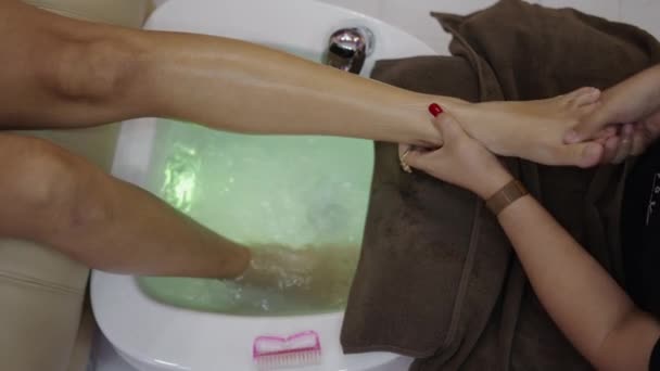 Close Shot Pedicure Professional Hands Massaging Client Foot Health Concept — 图库视频影像