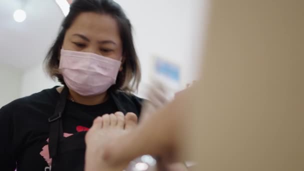 Woman Mask Pedicuring Man Foot Nail Saloon Health Concept — Stockvideo