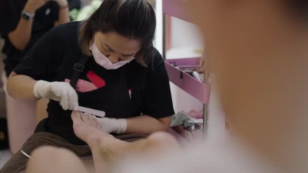 Client Getting Pedicure While Looking His Smart Phone Health Concept — Vídeo de Stock