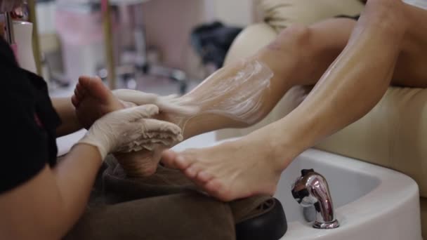 Close Unrecognizable Woman Hands Cleaning Right Man Leg Health Concept — Vídeo de Stock
