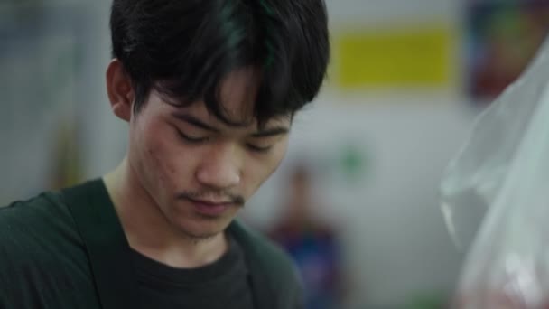 Portrait Jeune Homme Thaï Regardant Souriant Caméra Nourriture Traditionnelle Thaï — Video