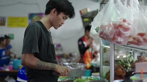 Молодой Тайский Красивый Мужчина Режет Готовит Овощи Традиционная Тайская Уличная — стоковое видео