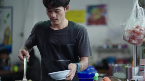 Młody Tajlandczyk Serwujący Zupę Makaronem Uśmiechnięty Kamery Przed Podaniem Jej — Wideo stockowe