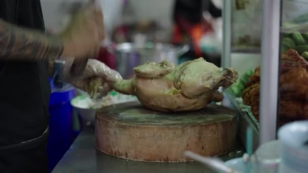 Закрытие Рук Разделывающих Цыплят Приготовления Уличной Еды Тайване Традиционная Тайская — стоковое видео