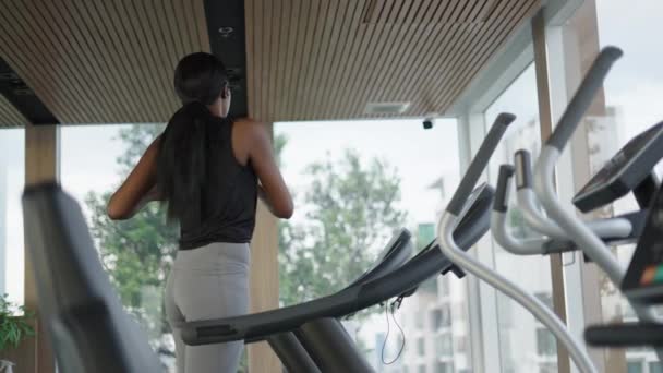 Black Woman Warming His Back Hips Running Treadmill Looking Skyline — Stockvideo
