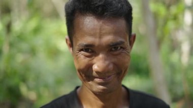 Adult asian construction worker man looking at the camera and smiles - 4K Horizontal video