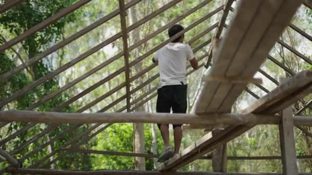 Mladý Asijský Stavební Dělník Pracující Novém Domě Kladivem Horizontal Video — Stock video