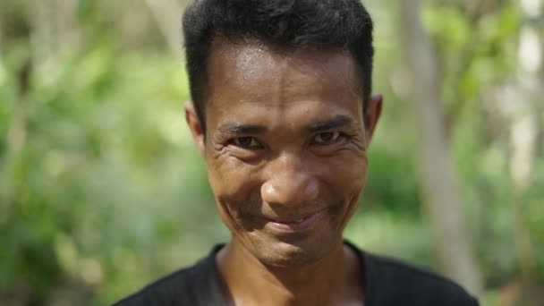 Adulto Asiático Trabalhador Construção Homem Olhando Para Câmera Sorrisos Horizontal — Vídeo de Stock