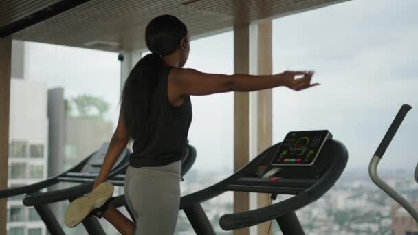 Black Woman Athlete Stretching Using Ear Phones Skyscraper Bangkok Livsstilskoncept — Stockvideo
