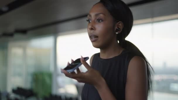Afrikansk Kvinna Pratar Med Vän Med Sina Telefonhögtalare Och Använder — Stockvideo