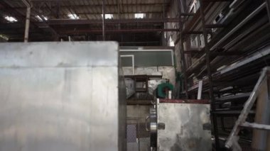 Güvenlik önlemi alınmayan bir metal endüstrisi fabrikasının fotoğrafını çek - 4K Yatay Video