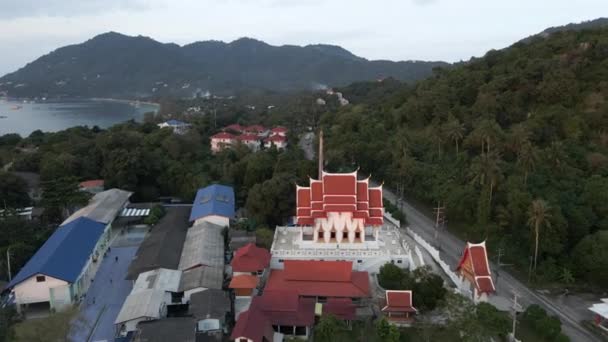 Автомобили Проезжающие Мимо Храма Тао Koh Tao Юго Таиланд Выстрел — стоковое видео
