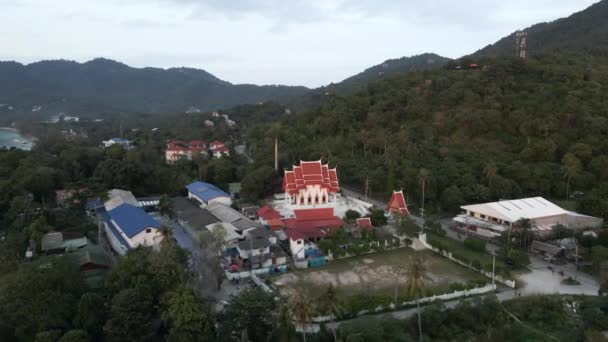 タオ島 タイ南部をXars通り過ぎる寺院の風景 ドローンショット — ストック動画