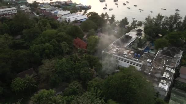 Przechyl Się Morskiej Scenerii Budynku Dymu Wyspie Dron Shot — Wideo stockowe